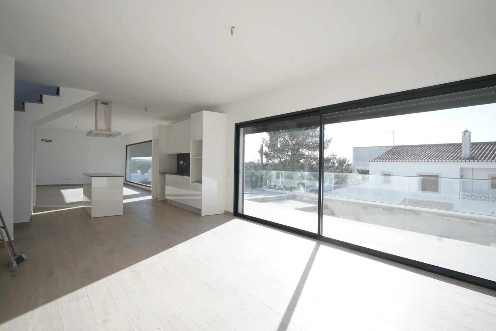 Sala e acesso ao terraço do lote 63