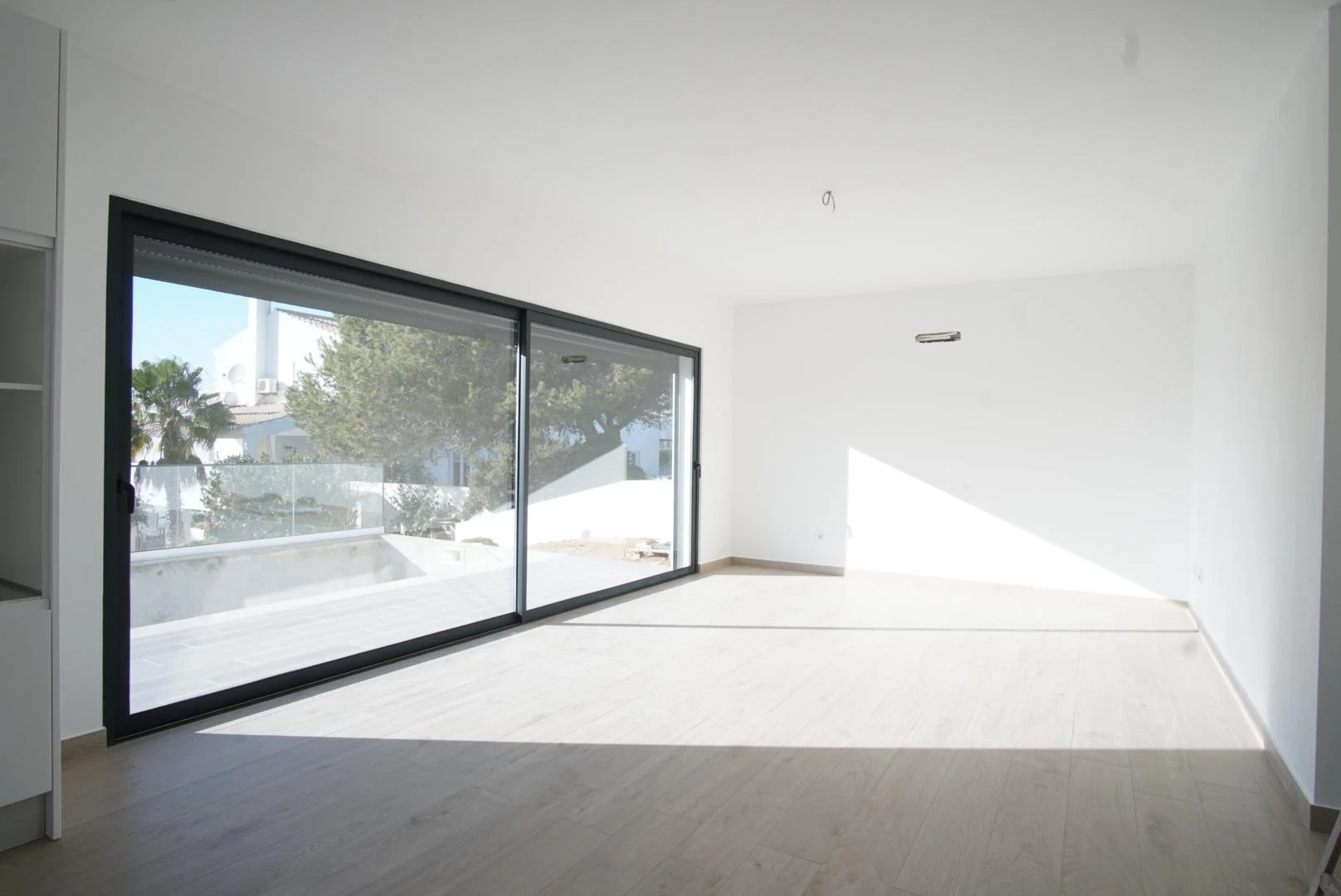 Sala com janelas amplas do lote 63