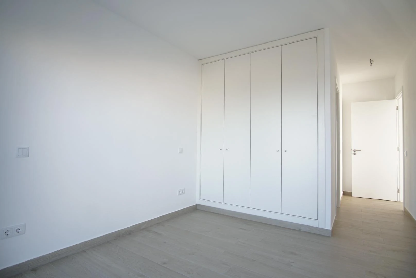Quarto com roupeiro do lote 63