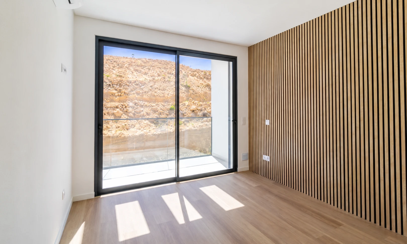 Quarto do Q1 com parede em painel ripado
